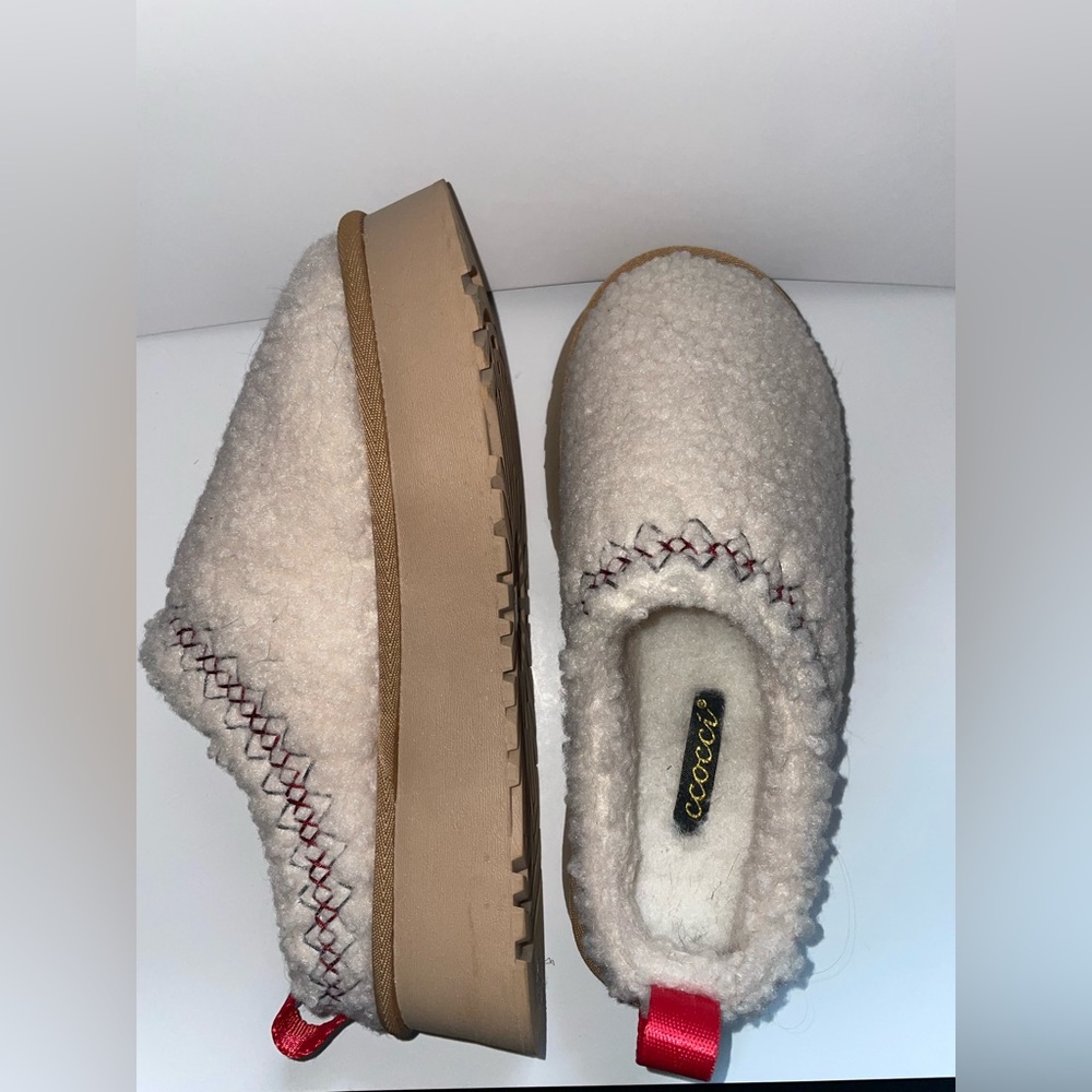 CCOCCI Cream and Tan Slippers